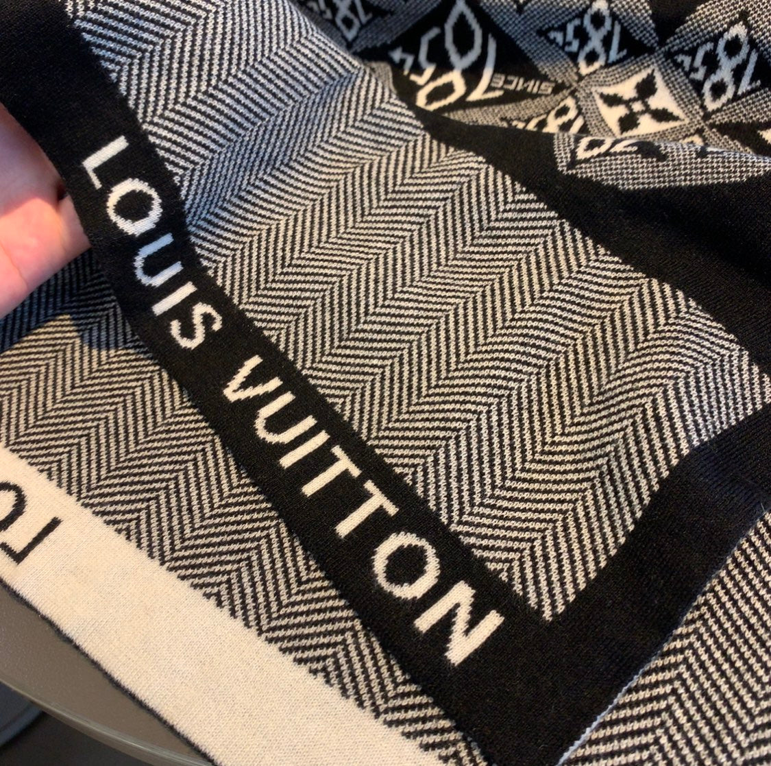 VL - Luxury Edition LUV  Scarf 008